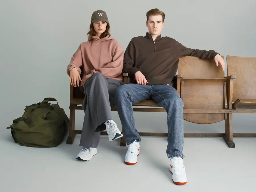 Gutt og jente sitter på stoler