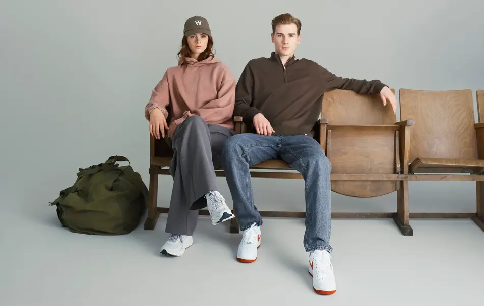 Gutt og jente sitter på stoler