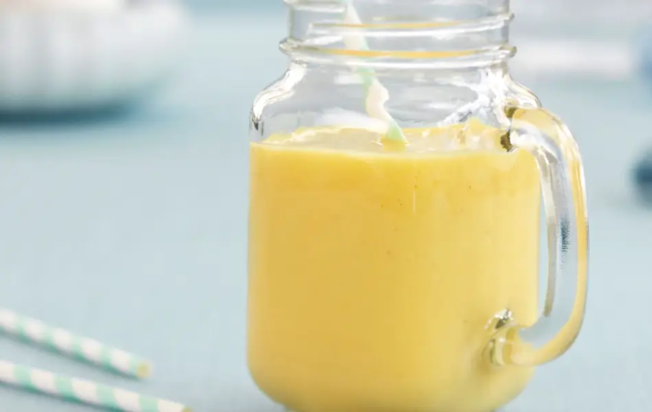 Mangosmoothie i et glass med hank