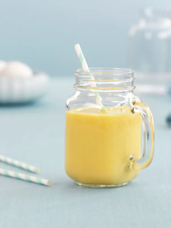 Mangosmoothie i et glass med hank
