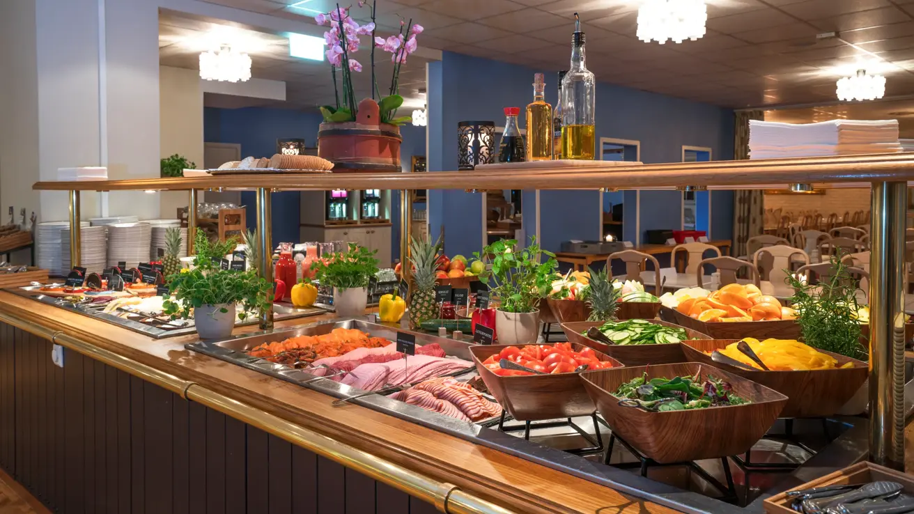 Buffet i restaurant med mye forskjellig pålegg til frokosten på Thon Hotel Skeikampen