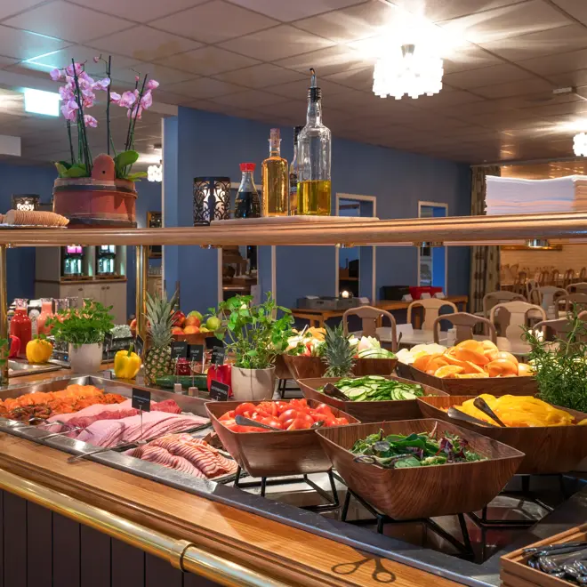 Buffet i restaurant med mye forskjellig pålegg til frokosten på Thon Hotel Skeikampen