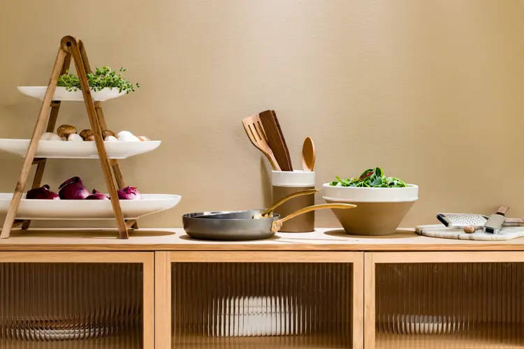 Veggmontert sidebord, Case Bolia 22029,- Stativ med 3 fat, Villeroy & Boch Tilbords 2299,- Liten stekepanne, Jernia 699,- Stor stekepanne, Jernia 899,- Redskapsholder, Granit 199,- Stekeklype, Kid 129,90,- Stekespade, Kid 129,90,- Serveringsskje, Bolia 389,- Serveringsbolle, 25cm Granit 499,- Marmorfat, Kremmerhuset 399,90,- Rivjern, Jernia 549,- Rivjern, Jernia 579,-