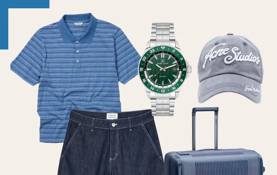 Blåstripete piquet t-skjrote, klokke, grå caps, jeansshorts, blå koffert, blåstripete skjorte, armbånd med perlet, Adidas sneakers.