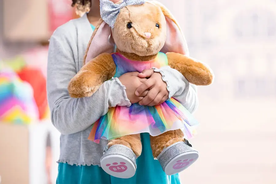 Barn som holder en bamse