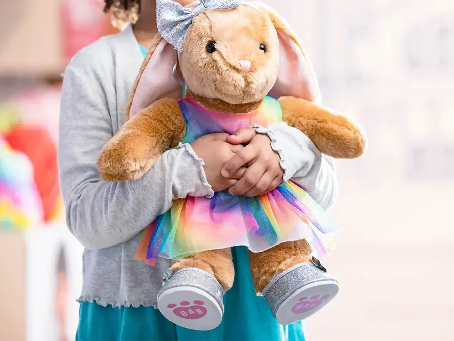 Barn som holder en bamse