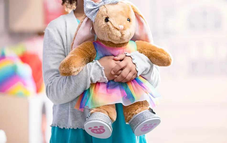 Barn som holder en bamse