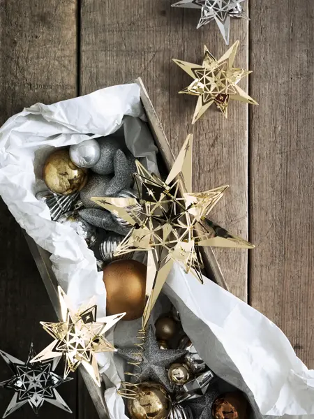 miljøbilde av juletrepynt fra karen blixen som ligger på gulv