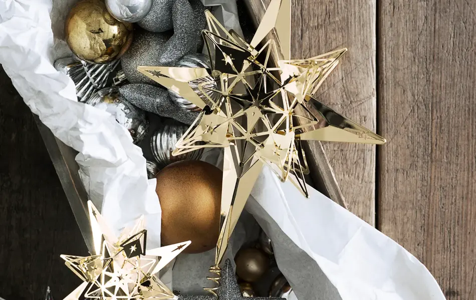 miljøbilde av juletrepynt fra karen blixen som ligger på gulv