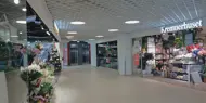 Thon Senter Pyramiden, fellesareal i gang med butikker.