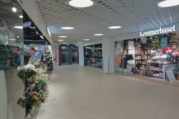 Thon Senter Pyramiden, fellesareal i gang med butikker.