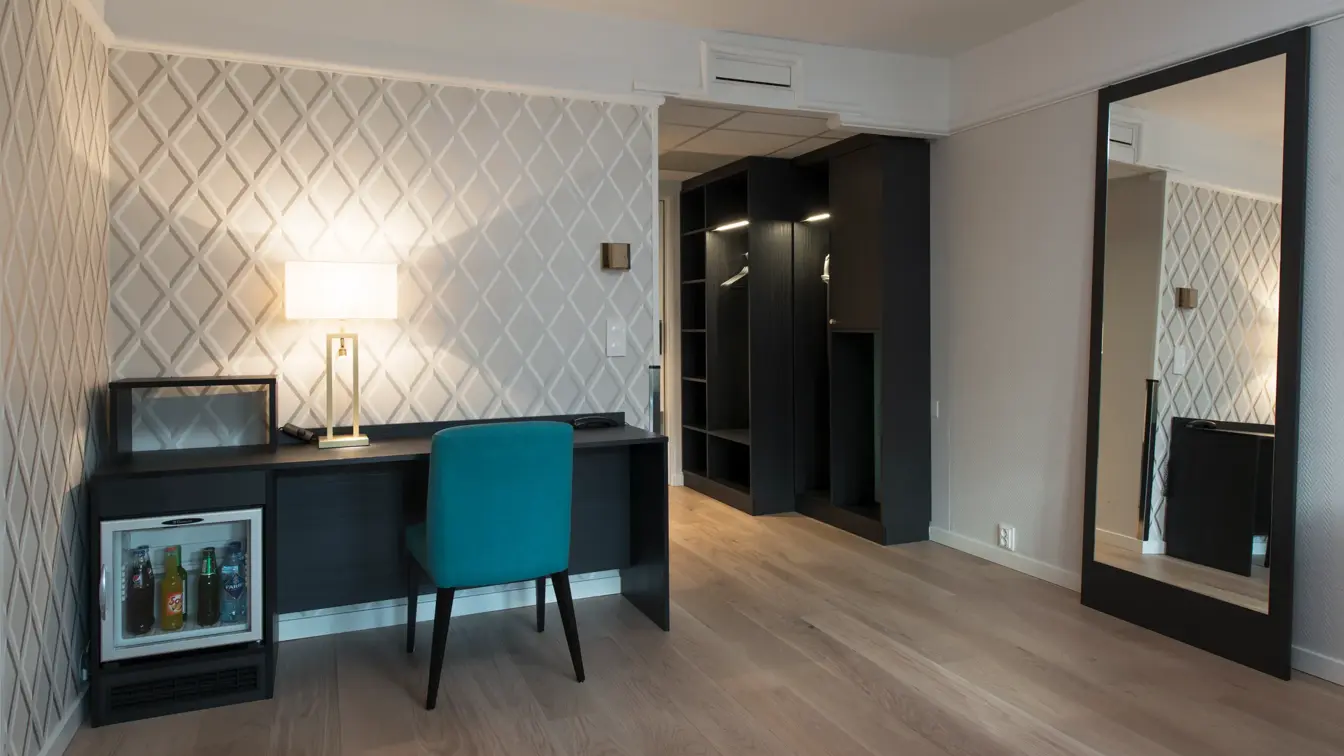 Arbeidspult, speil og garderobeskap i buisness room på Thon Hotel Oslofjord i Sandvika