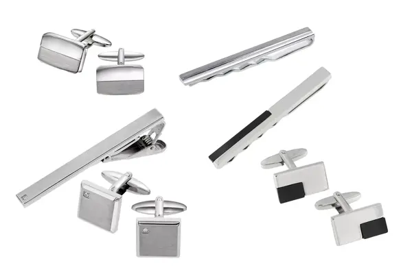 Sølvfarget mansjettknapper og slipsnål, sett med mansjettknapper og slipsnår, slipsnål og mansjettknapper med liten sort detalj.