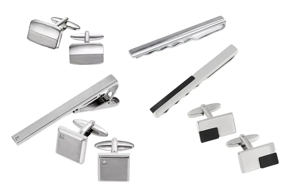 Sølvfarget mansjettknapper og slipsnål, sett med mansjettknapper og slipsnår, slipsnål og mansjettknapper med liten sort detalj.