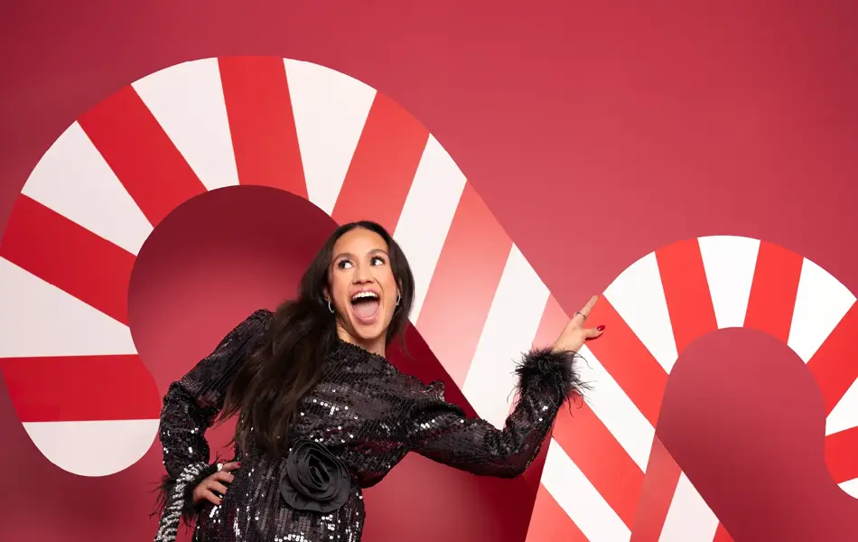 Mona Berntsen i sort penkjole, sort veske, strømpebukse og pumps.