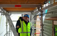 Ståle og Trond Are går på stillaset utenfor Kjøpmannsgata 15 i Trondheim. 