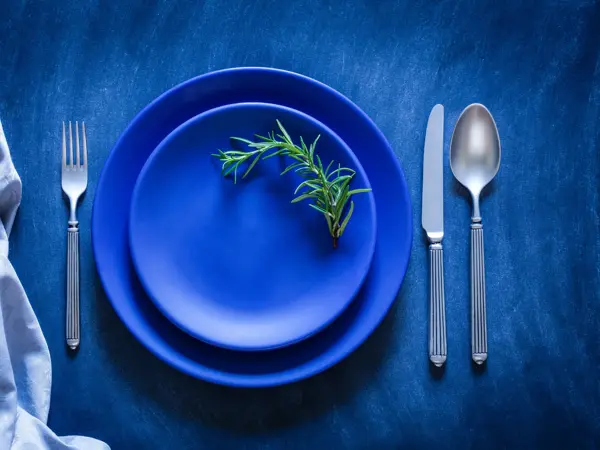 Blå tallerkener fotografert ovenfra