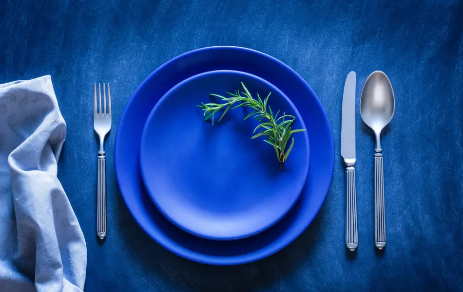 Blå tallerkener fotografert ovenfra