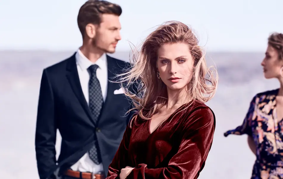 Mann og dame i dress og kjole 