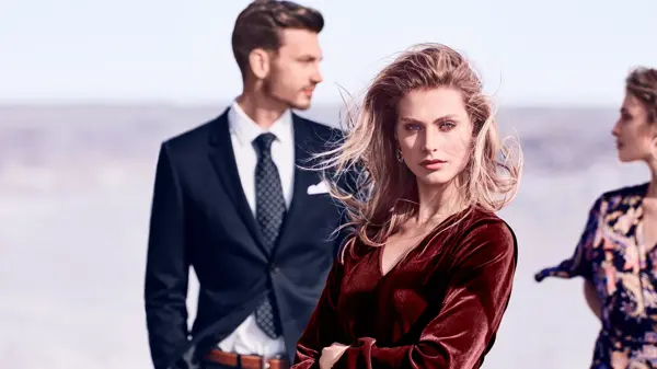 Mann og dame i dress og kjole 