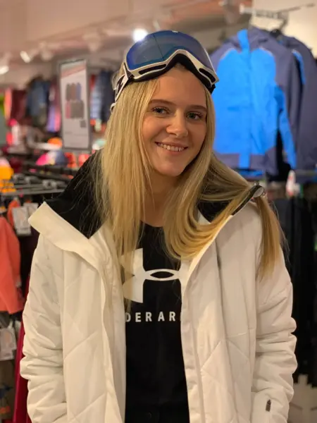 ansatt hos sport 1 viser frem trendye vinterantrekk