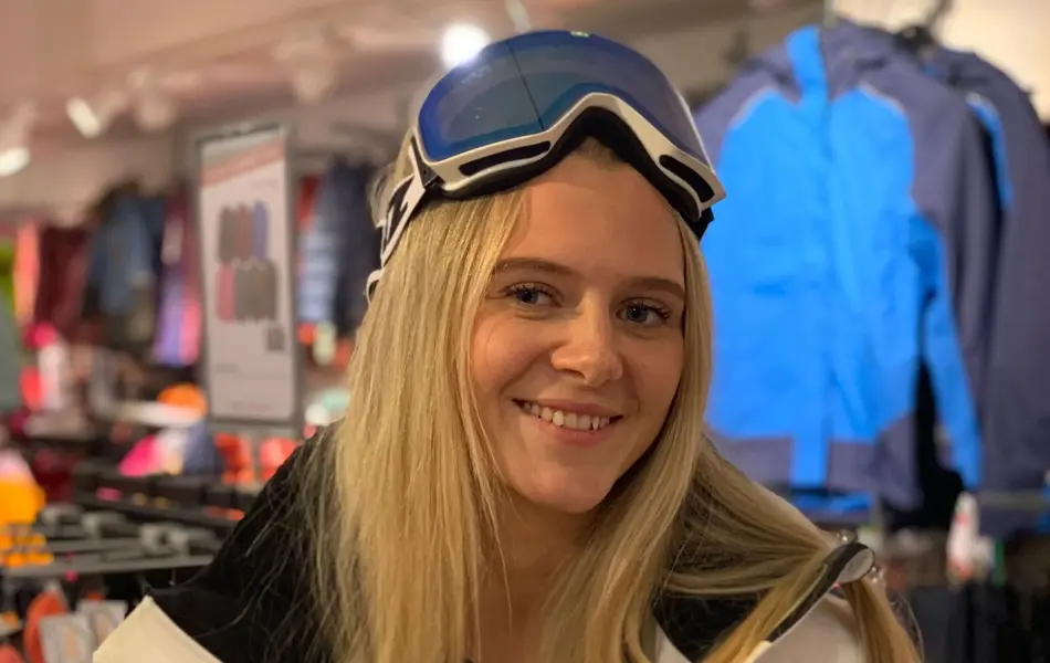 ansatt hos sport 1 viser frem trendye vinterantrekk