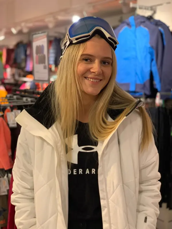 ansatt hos sport 1 viser frem trendye vinterantrekk