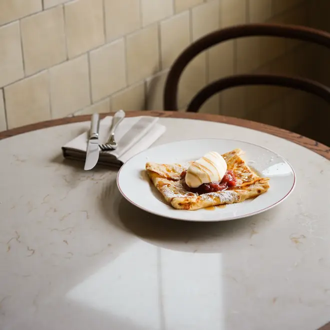 Pannekake med is på tallerken på bord i Salon Terminal