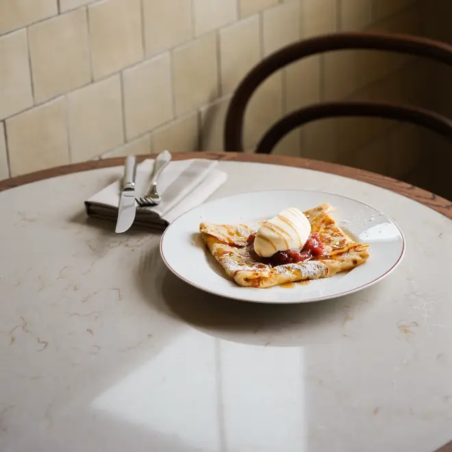 Pannekake med is på tallerken på bord i Salon Terminal