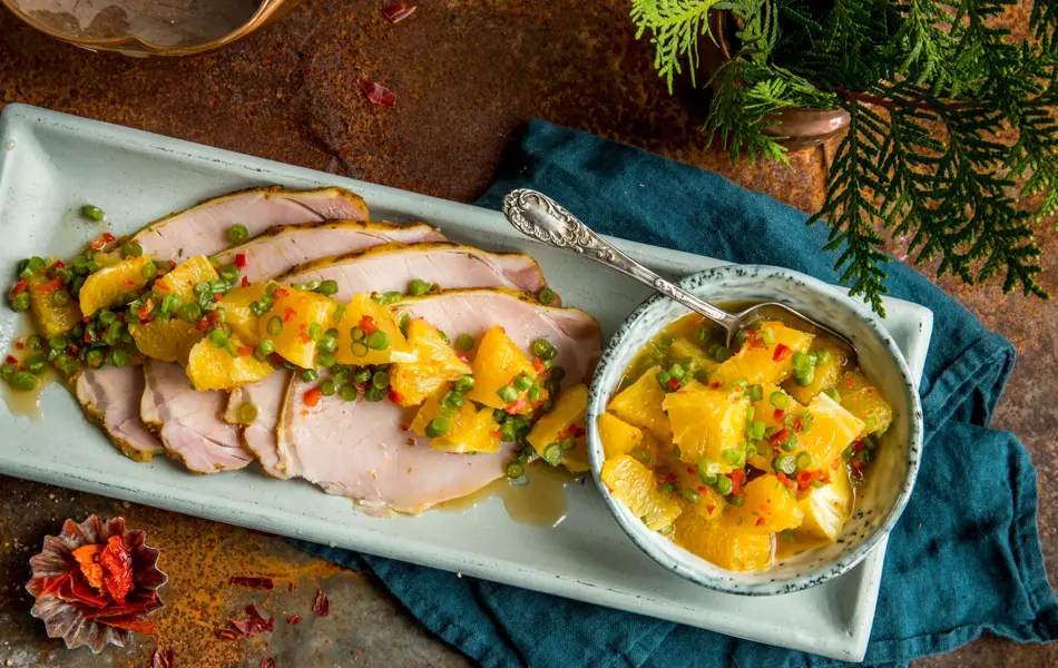 serveringsfat med juleskinke og appelsinsaus