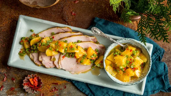 serveringsfat med juleskinke og appelsinsaus