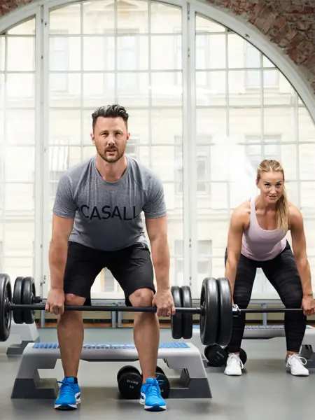 Mann og dame som løfter vekter