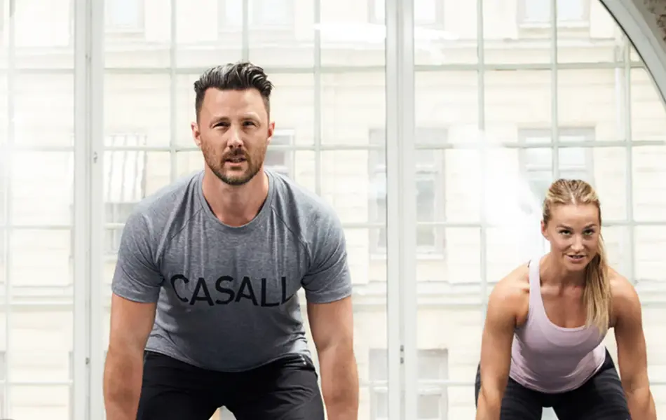 Mann og dame som løfter vekter