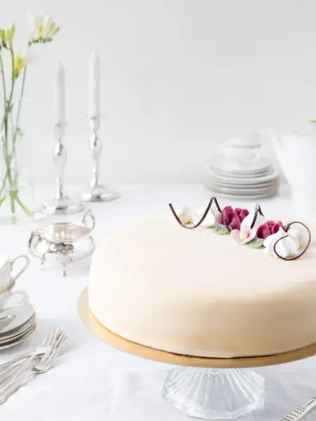 Hvit dame med rosa og hvit pynt