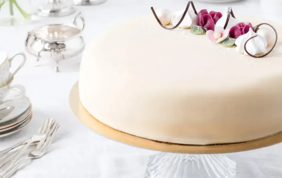 Hvit dame med rosa og hvit pynt