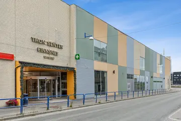 Thon Senter Finnsnes fasade, hovedinngang.