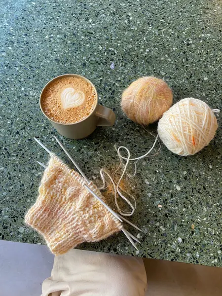 Strikketøy og en kaffe