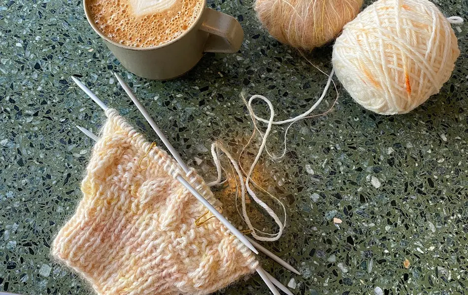 Strikketøy og en kaffe