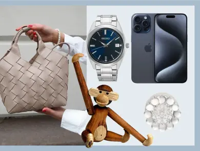 Hender holder en skinnveske, klokke, iPhone, Kai Bojesen ape, bunadsølje