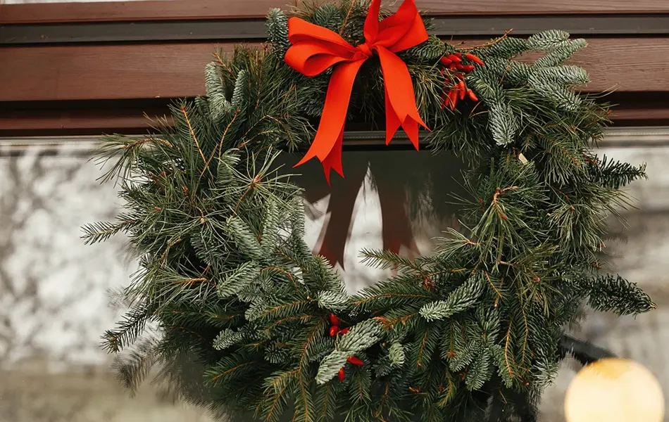 Julekrans med sløyfe henger på døra