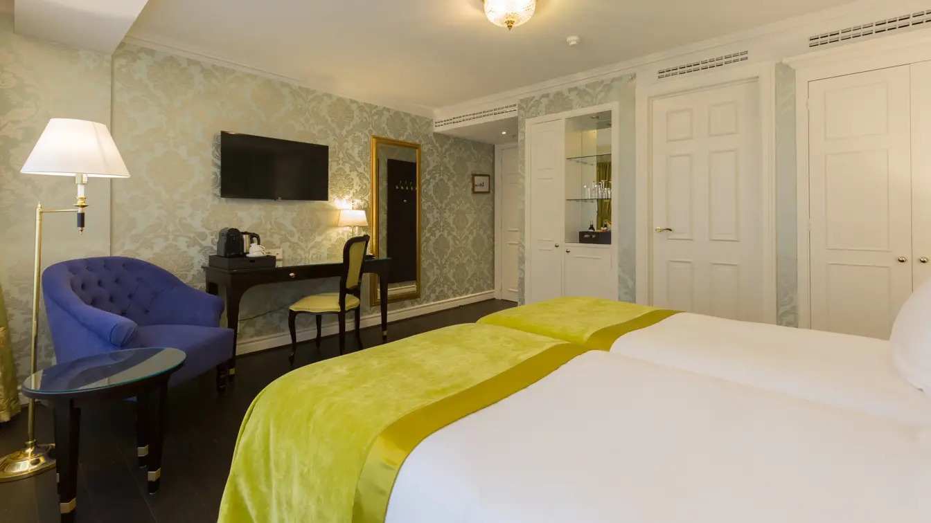 Stanhope_hotel_bedroom