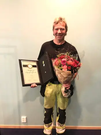 Arild Riksvold, driftsleder ved Thon AMFI Verdal, med medalje fra Det Kongelige Selskap for Norges Vel for lang og tro tjeneste, i 2023