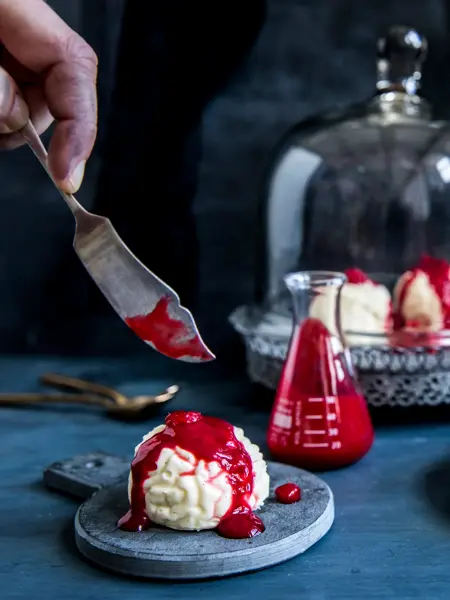 Pannacotta formet som en hjerne med bringebærsaus over