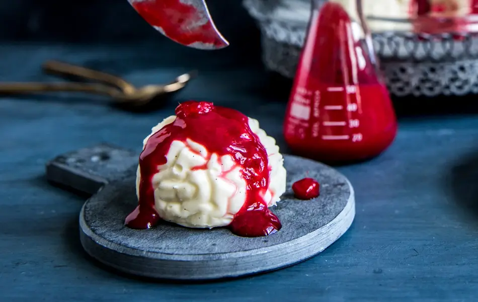 Pannacotta formet som en hjerne med bringebærsaus over