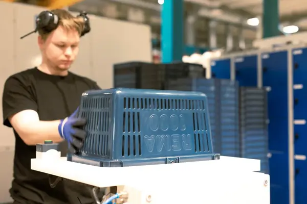 Mann med handlekurv fra Rema 1000