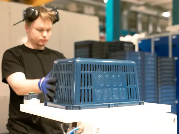 Mann med handlekurv fra Rema 1000