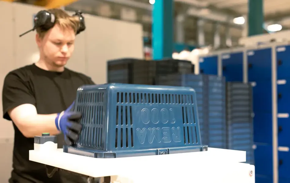 Mann med handlekurv fra Rema 1000