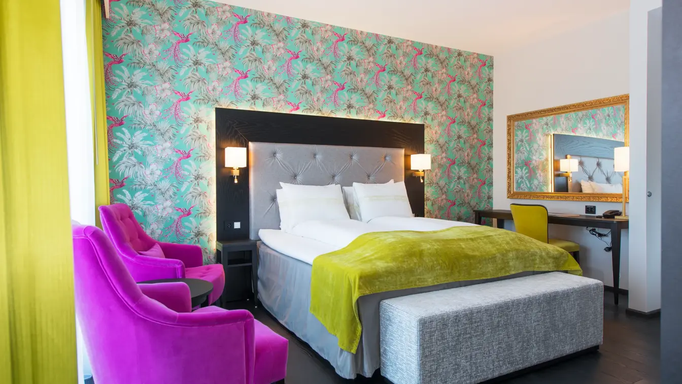 Stoler og dobbeltseng i suite på Thon Hotel Opera