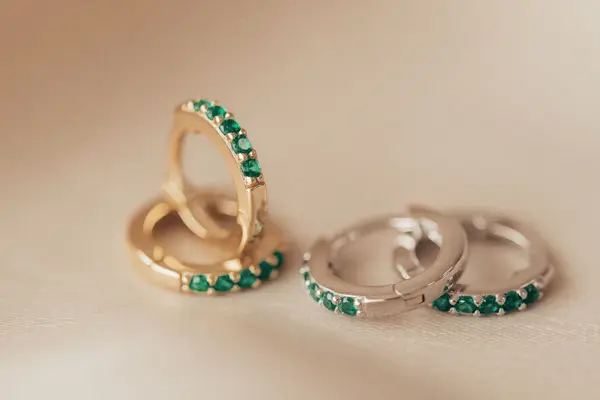 øredobber med grønne stender