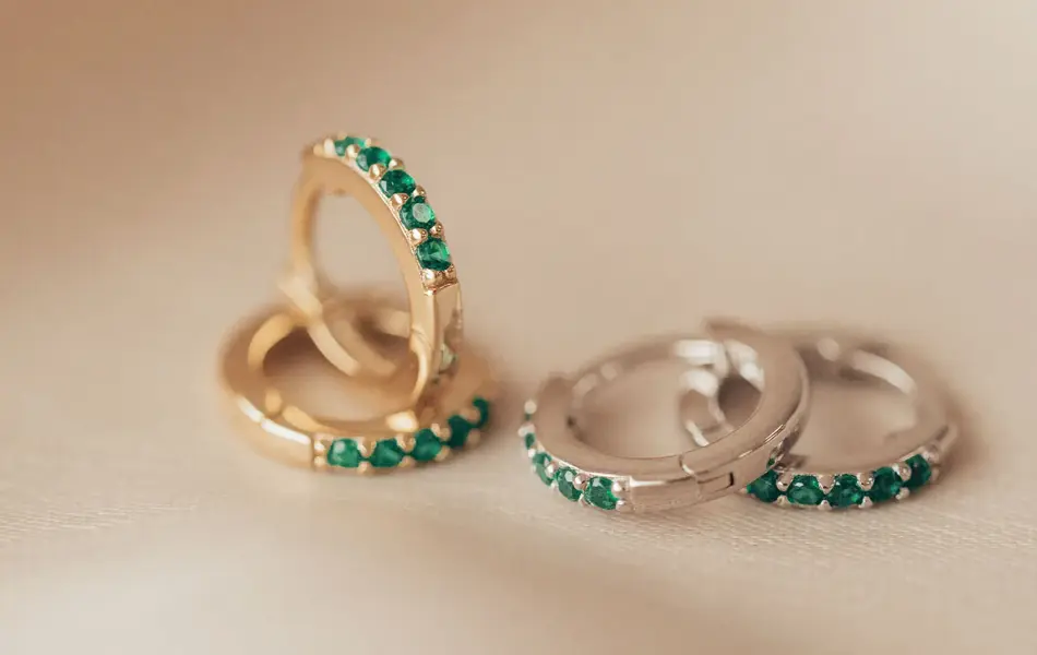 øredobber med grønne stender